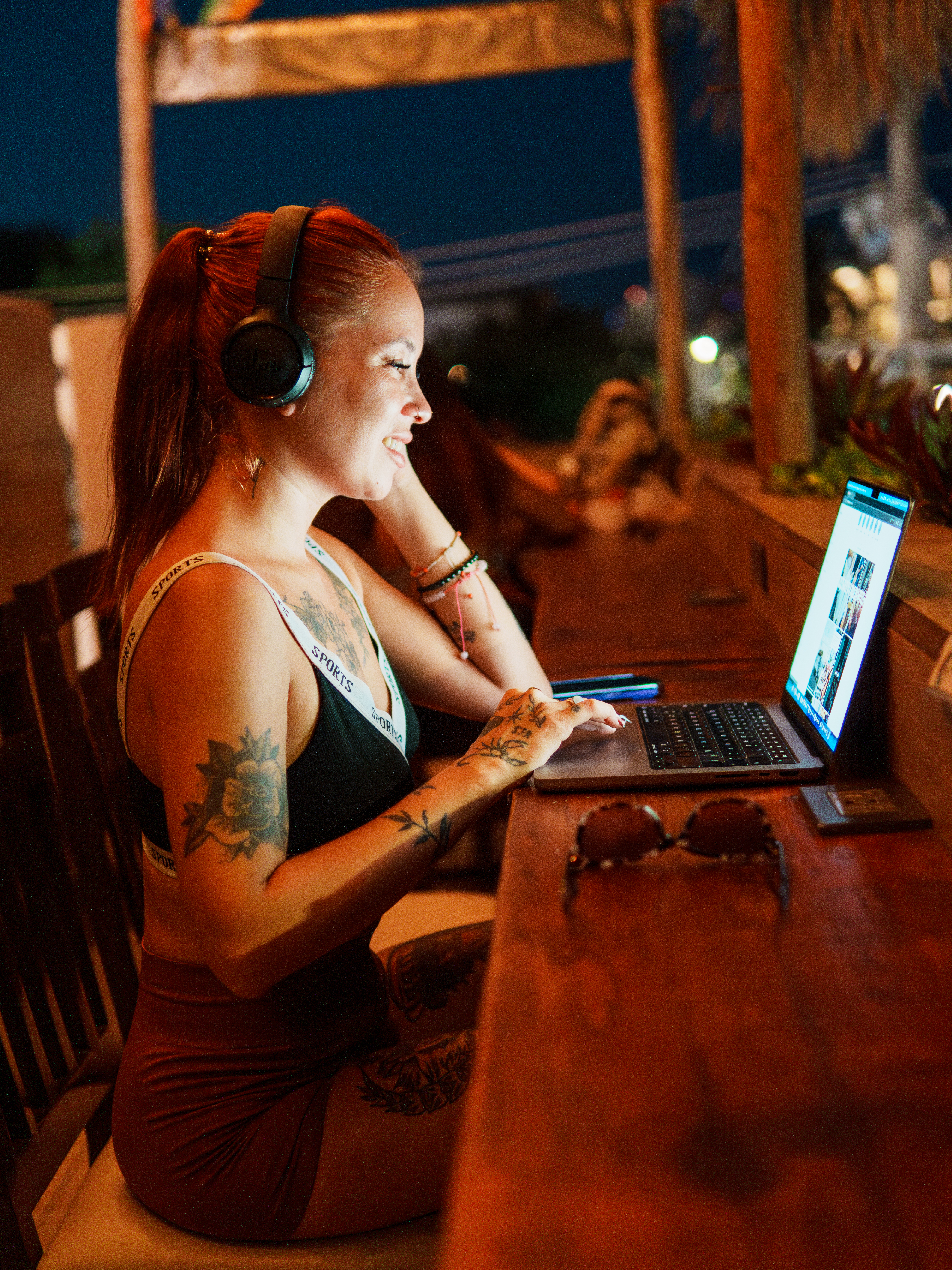 Digital nomad working at Maui